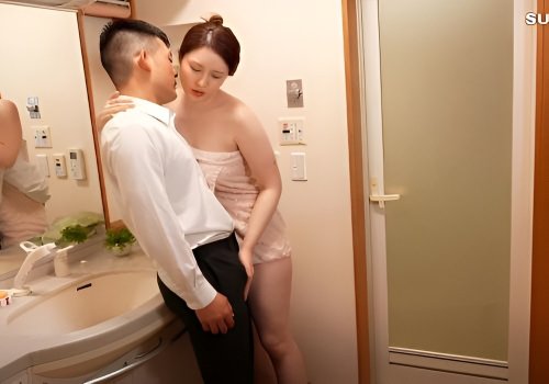 Thanh niên đến nhà không kiềm chế được sự quyến rũ của mẹ bạn